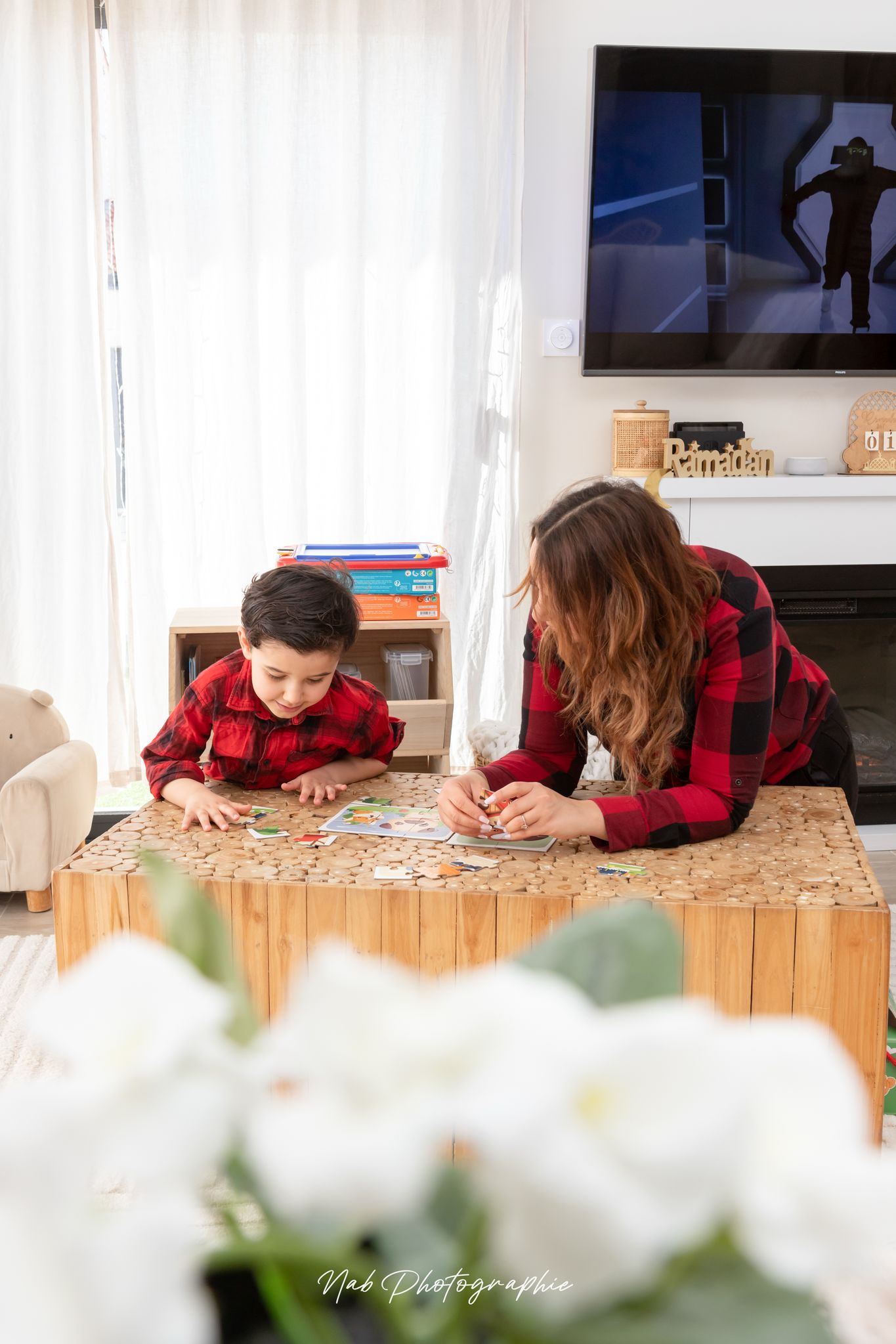 Pauline et Aydan partageant une activité en famille