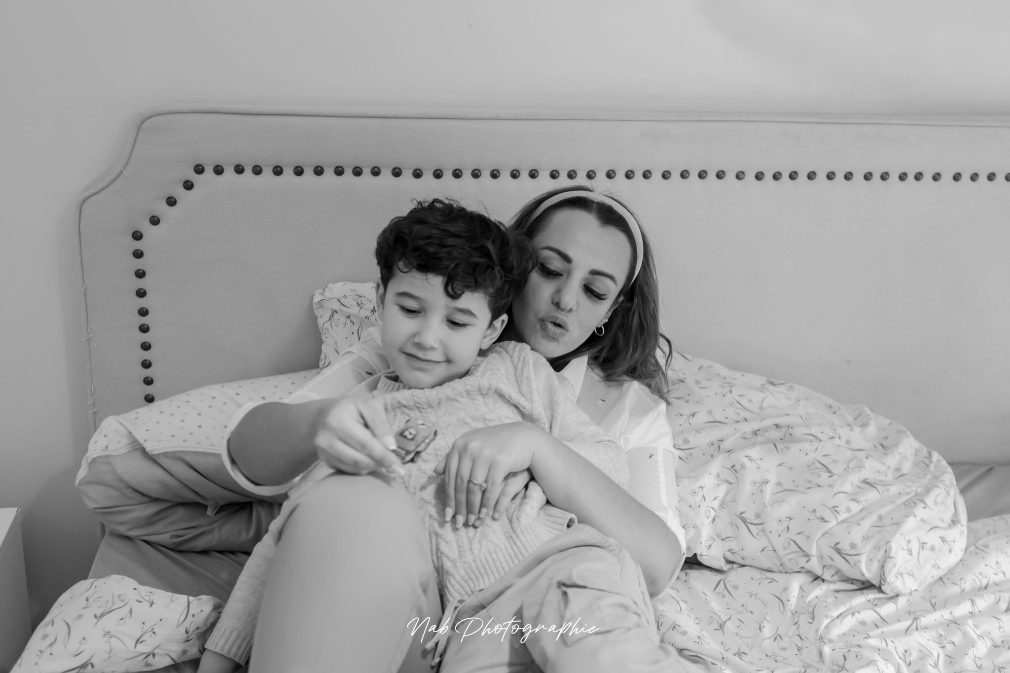 Pauline et Aydan partageant un moment de complicité